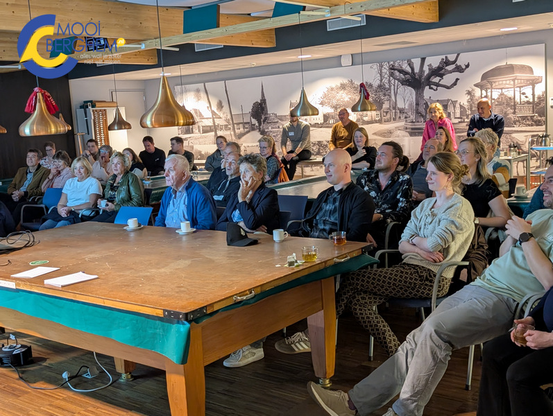 Muisstil met zingen van Bergs lied bij welkomstbijeenkomst voor nieuwe bewoners van Berghem!