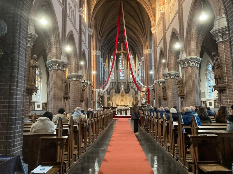 Warme en sfeervolle kerstavond in de Sint Willibrorduskerk in Berghem
