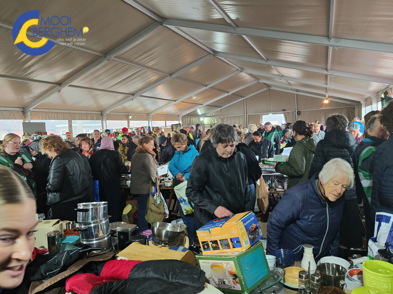 Drukte bij grootse rommelmarkt en openbare verkoop Stichting Carnaval Berghem