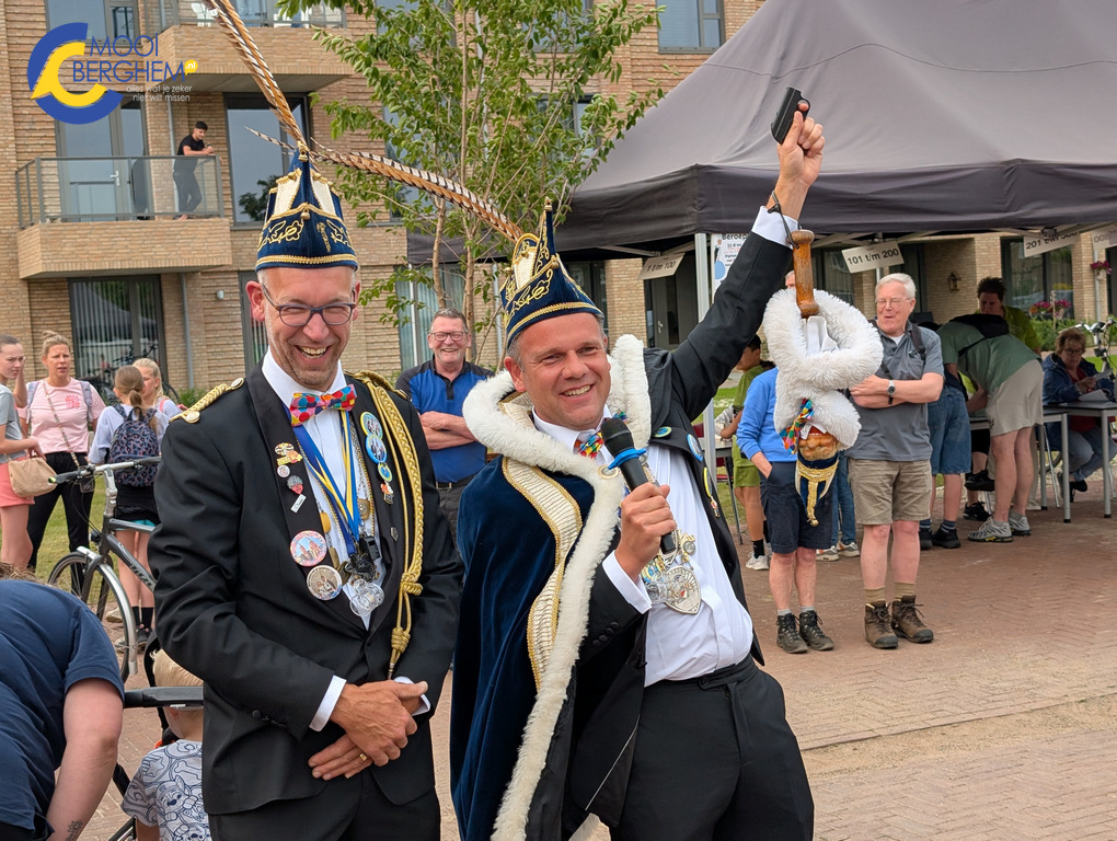Prins Henri d'n Urste geeft startschot voor wandel4daagse Berghem met 'Hoppa, daar gaat ie!'