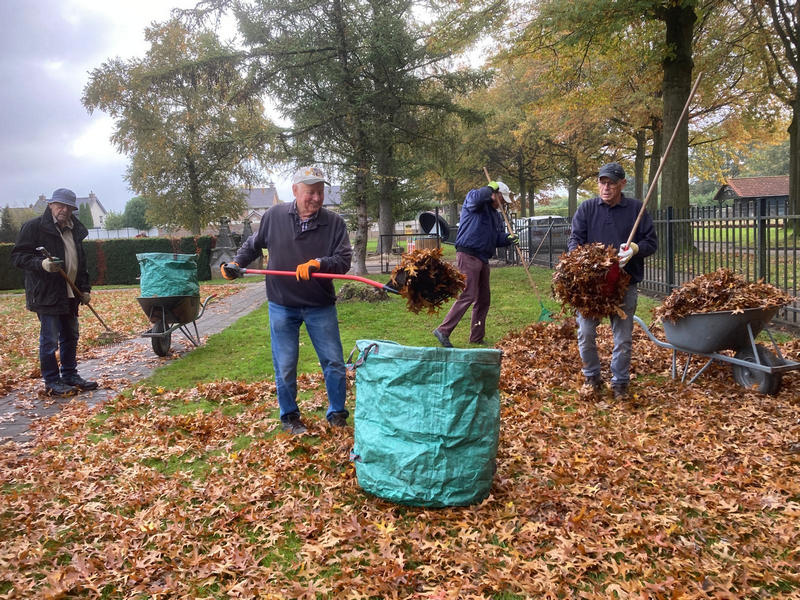 Jaarlijkse 'laatste schoffel', vrijwilligers zetten weer iets moois neer!