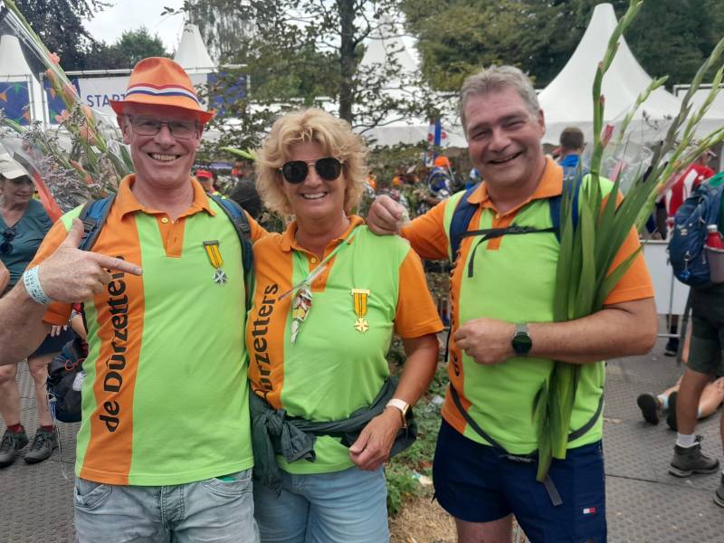 Dag 4 van de Nijmeegse Vierdaagse: de dag van de gladiolen en welke Berghemse wandelaars hebben een 