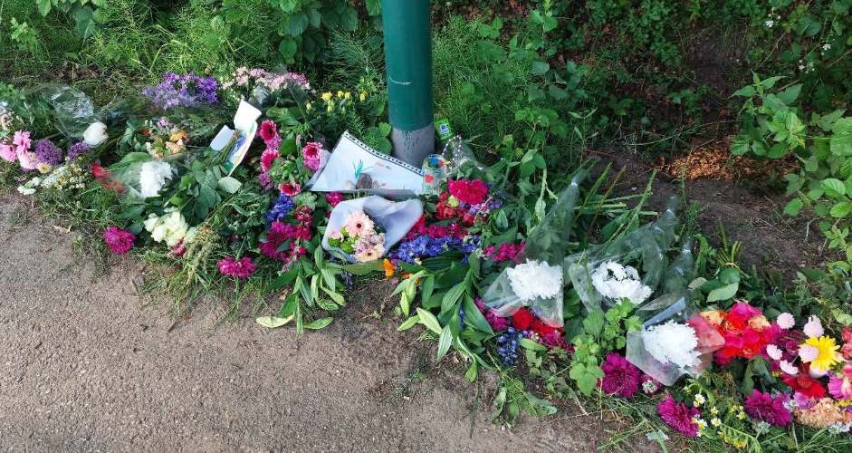 Bloemen en tekeningen markeren plaats van groot verlies in Berghem