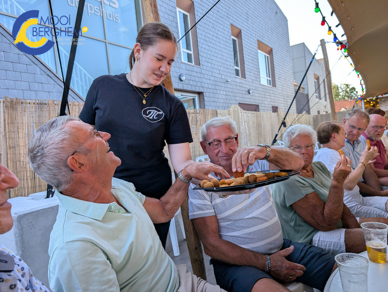 Omwonenden sluiten Bergse kermis gezellig af tijdens buurtborrel