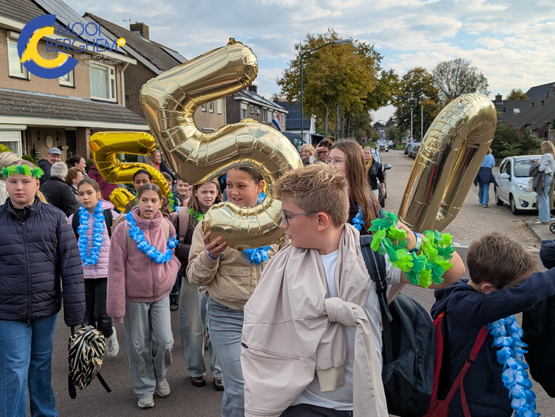 Feestelijke stoet sluit geslaagde jubileumweek van Het Molenveld af