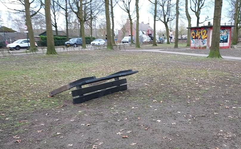 Vandalisme tijdens carnaval in het Knollenrijk: bankje uit de grond getrokken