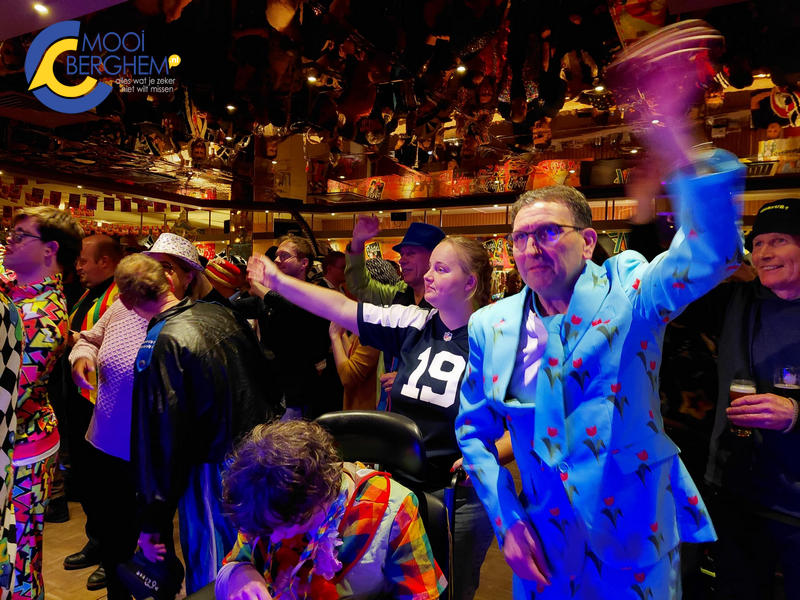 Groots carnavalsbal zorgt voor feestelijke aftrap in het Knollenrijk