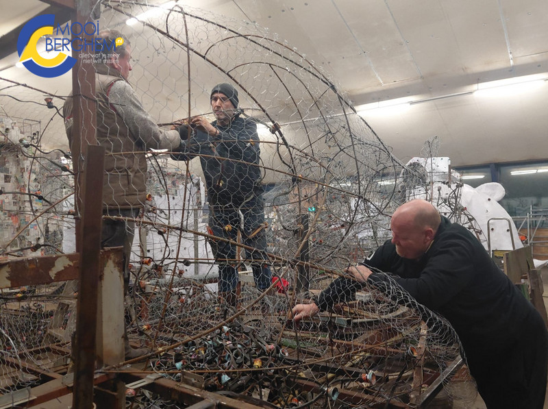 Knollenschuur bruist van activiteit voor verlichte optocht