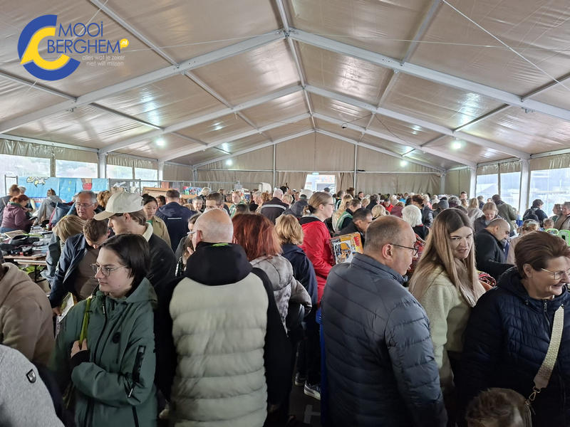 Immense drukte bij rommelmarkt en openbare verkoop in Berghem!