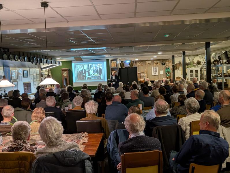 ‘De Witte’ op dreef: dialect en humor in een bomvolle heemzaal
