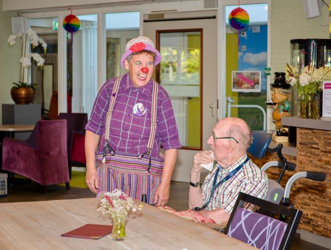 Clown tovert glimlach op gezichten bij De Bergse Tafel