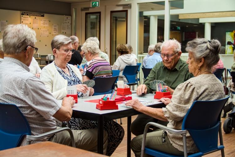 Zomeractiviteiten brengen senioren naar het dorpshuis met bridge