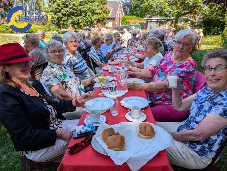 Bruisende aftrap van zomeractiviteiten voor senioren in de pastorietuin