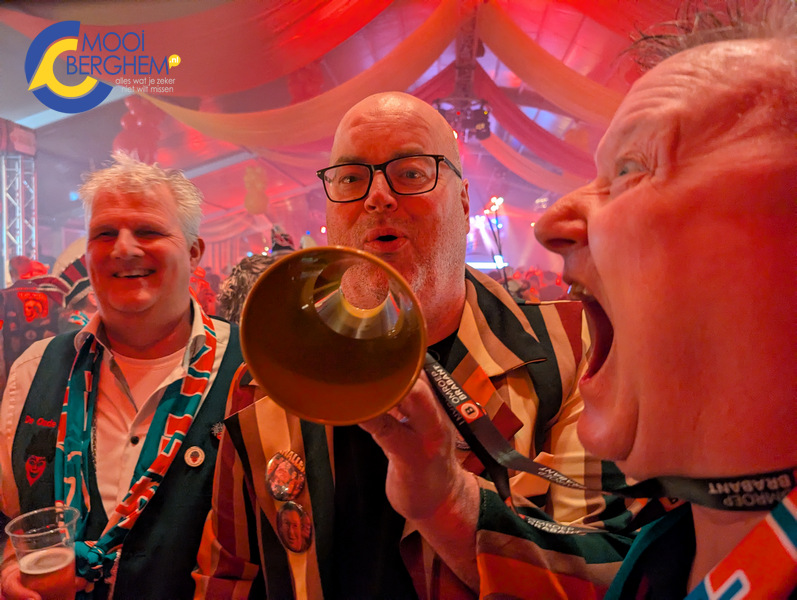 Wie o Wie Mooi Berghem nr 43, wie staat hier op de foto met de mond open?